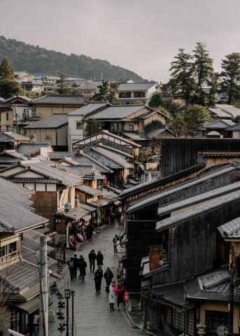 Photo by Carlo Obrien: https://www.pexels.com/photo/aerial-view-of-sannenzaka-a-tourist-attraction-in-higashiyama-ku-kyoto-japan-15463116/
