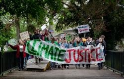 Chomsky: We Need Genuine International Cooperation to Tackle the Climate Crisis Chomsky: We Need Genuine International Cooperation to Tackle the Climate Crisis