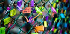 Informality and the governance dilemma: How institutional inter-linkages can bridge accountability gaps