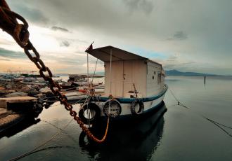 https://www.pexels.com/photo/boat-moored-in-harbor-15065732/