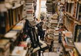 Before the police arrives: Bookstores on Saturdays