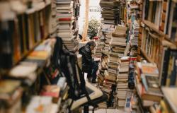 Before the police arrives: Bookstores on Saturdays Before the police arrives: Bookstores on Saturdays